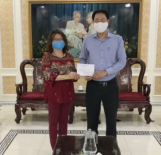 該協會辦公室主任張四妹（左）已代表將款項轉交給市越南祖國陣線委員會常務副主席阮成忠。