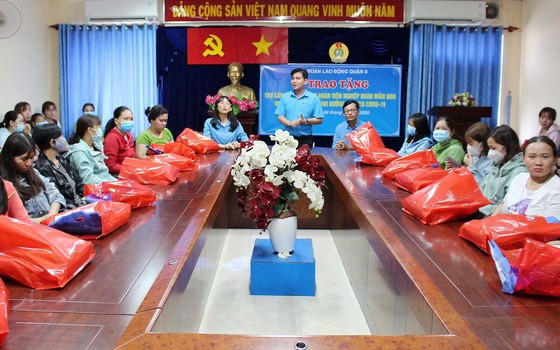 第八郡勞動聯團贈送救濟品給貧困勞工。（圖源：越通社）