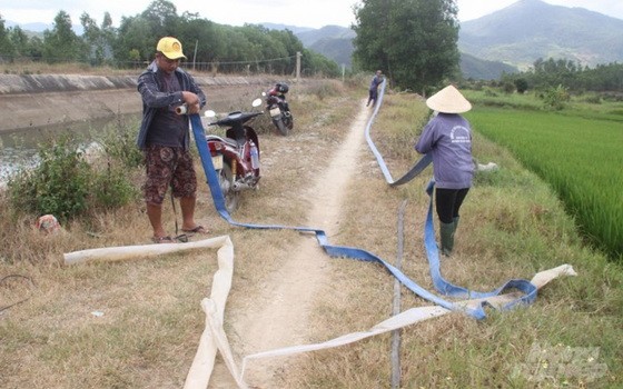 平定省西山縣西順鄉農民從安溪-卡娜水電廠水庫抽水，以挽救水稻乾旱。（圖源：武廷樁）