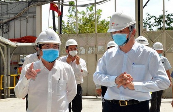 阮成鋒主席(左)在工地指導防疫工作。（圖源：越勇）