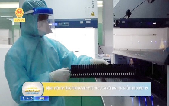 FV醫院向記者贈送 100 份新冠肺炎檢測試盒。（圖源：視頻截圖）