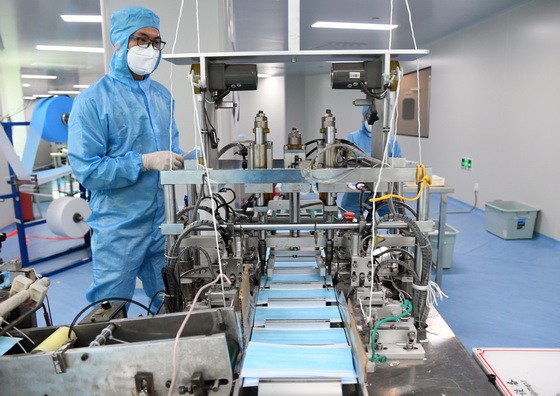 工作人員在醫用外科口罩生產車間工作。（圖源：新華社）