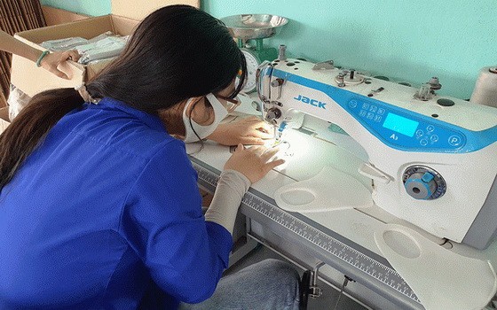 縫紉口罩一起防疫。