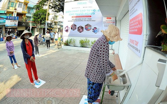 家境貧困者前來排隊提米。（圖源：市黨部新聞網）