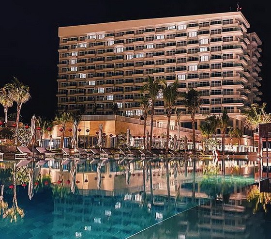 Alma Resort度假區在North Tower塔樓燃亮心形燈飾。