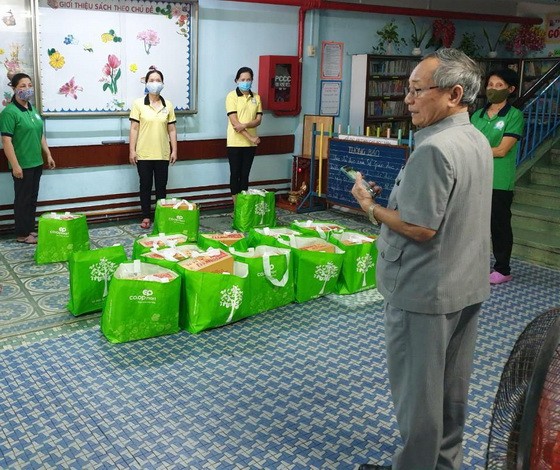 文朗學校代表收取第五郡勞動聯團派發的救濟品。