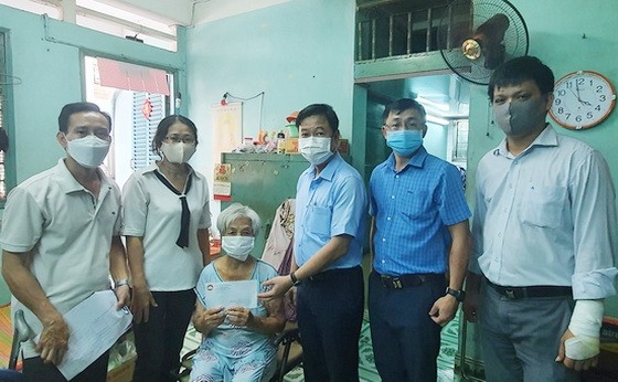 第五郡越南祖國陣線委會主席黎晉才前往看望第八坊貧困的彩票兜售者家庭並贈送輔助金。