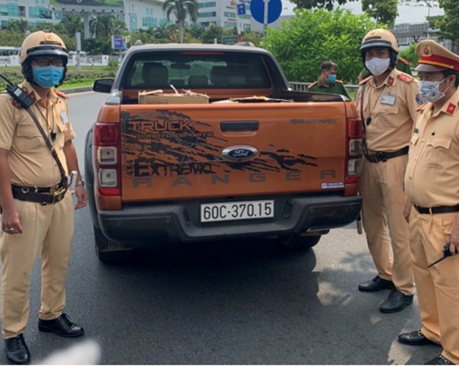 被交警截查的非法運送醫用口罩之皮卡車。（圖源：PC08）