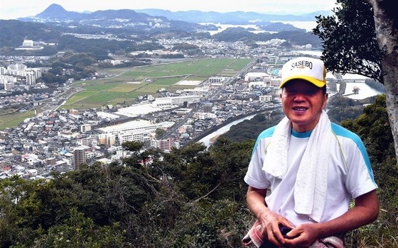 田中和實在山頂拍照留念。（圖源：互聯網）