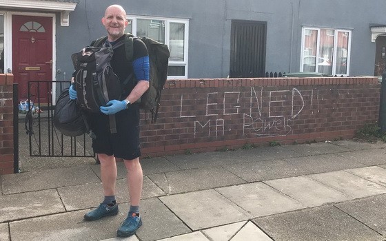 波爾斯每天都要背著沉重的背包走上8公里，把78份午餐送到貧困學生家中。（圖源：互聯網）