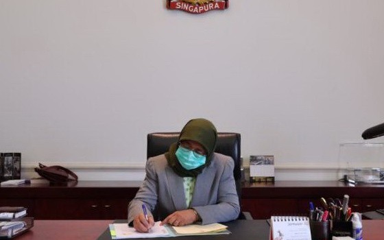 新加坡總統哈莉瑪9日正式簽字批准兩個動用國家儲備金的預算案。（圖源：臉書）