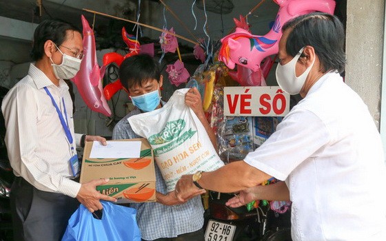 新平郡的幹部親至每一戶彩票兜售者家庭慰問、動員並轉交輔助金。