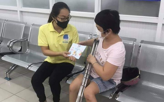 “零元送貨上門”服務隊幫助殘疾人士。