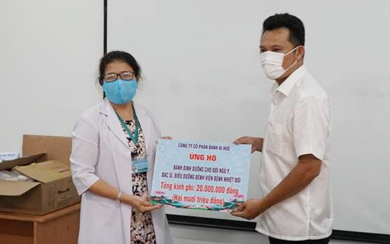 愛華餅乾股份公司代表向辛勞抗疫的醫護人員表達敬意和致謝。 ​