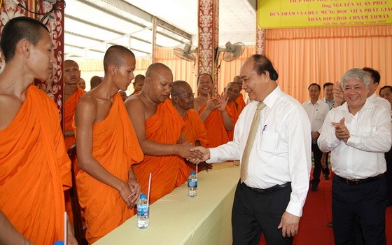 阮春福總理會見高棉族同胞。（圖源：光孝）