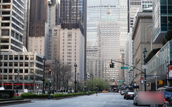 受新冠肺炎疫情影響，寬闊的紐約公園大道行人寥寥。（圖源：互聯網）