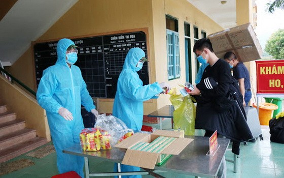圖為隔離者在隔離區免費領取食品和日用品。（圖源：田升）