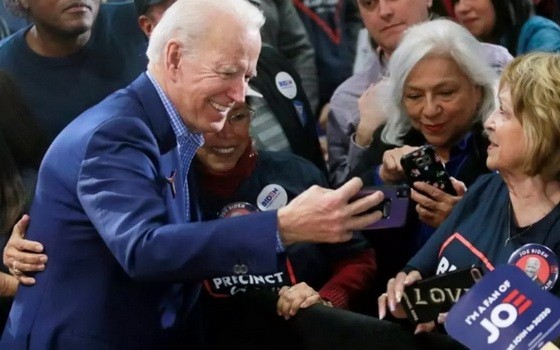 美國前副總統拜登（前左）再下一城，當地時間11日贏得阿拉斯加州民主黨總統初選。（圖源：互聯網）