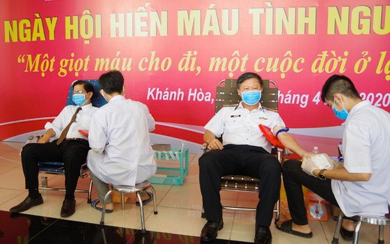 海軍學院幹部人員參加志願捐血活動。（圖源：春宇）