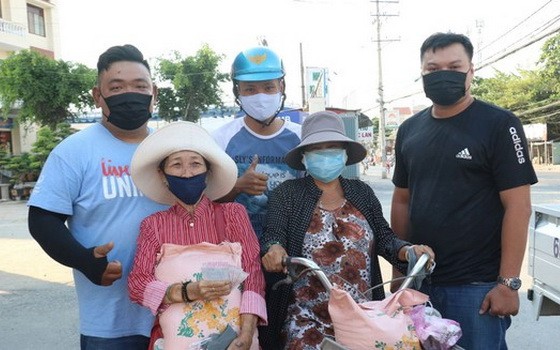 芹苴市的不少年輕人攜手協助賣彩票者。