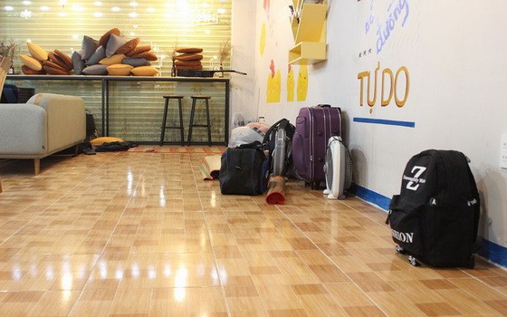 奶茶店主樂意讓學生免費入住。