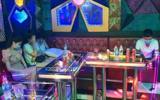 職能力量突擊檢查時發現多名男女青年聚眾吸毒。（圖源：玉福）