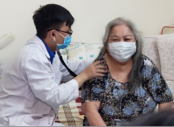 統一醫院的范功明醫生為周大娘上門診病。