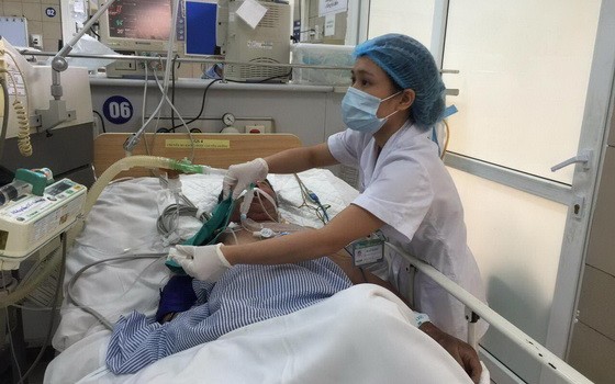 圖為一名重病患者在疫情期間獲送河內醫學大學附屬醫院重症監護室接受治療看護中。（圖源：鴛羽）