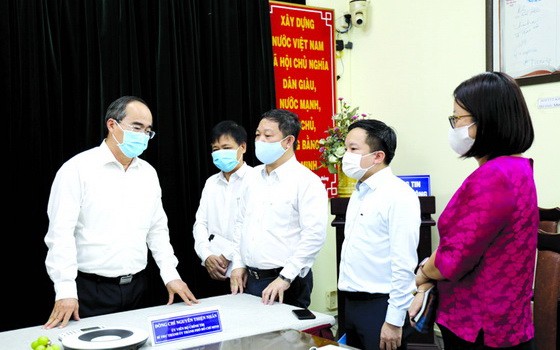 黨中央政治局委員、市委書記阮善仁（左一）同市新聞與傳播廳幹部交換意見。