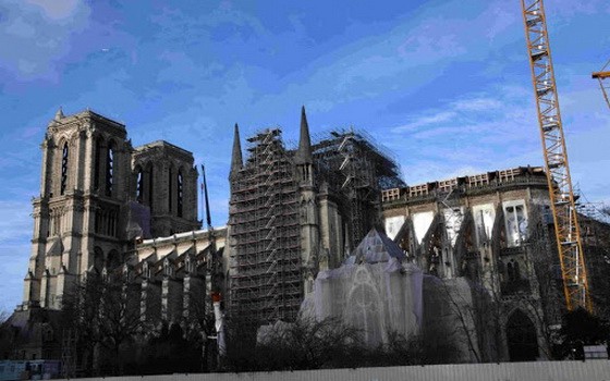 如今，事故發生一週年之際，受新冠肺炎疫情影響，巴黎聖母院的修復工作暫時被擱置。（圖源：互聯網）