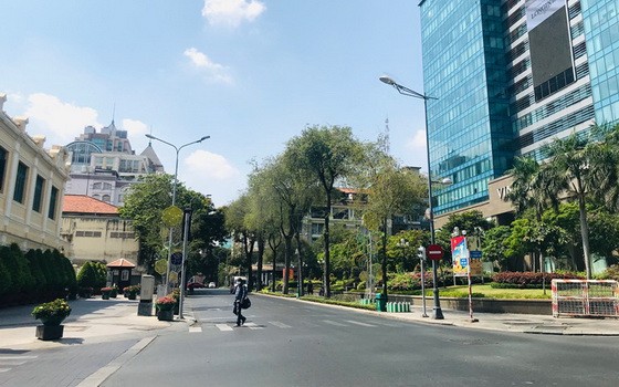 疫情期間的胡志明市街道上人煙稀少，幾乎不見游客蹤影。（圖源：何梅）