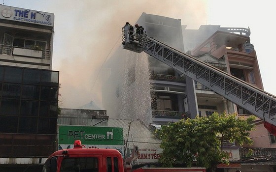 消防隊聞訊後趕抵現場，使用雲梯車迅速展開滅火和營救行動。（圖源：HT）