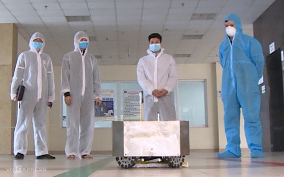 NaRoVid1機器人在河內中央熱帶醫院第二分院隔離區試行運作。（圖源：V.L）