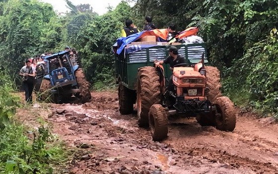 “自助遊”慈善組運載禮物、建材以在179小區興建幼兒園。