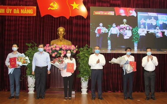 峴港市委常務處公佈黨中央書記處核准2015-2020年任期峴港市黨部執委會委員的《決定》。（圖源：D. Hùng）