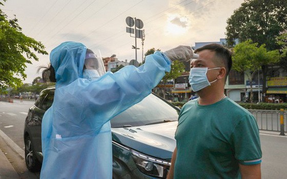 為民眾測量體溫。（圖源：黃雄）