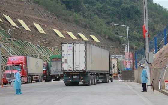 越中邊境口岸貨車川流不息。圖為多輛貨車經新清口岸通關後駛往中方口岸。（圖源：光維）