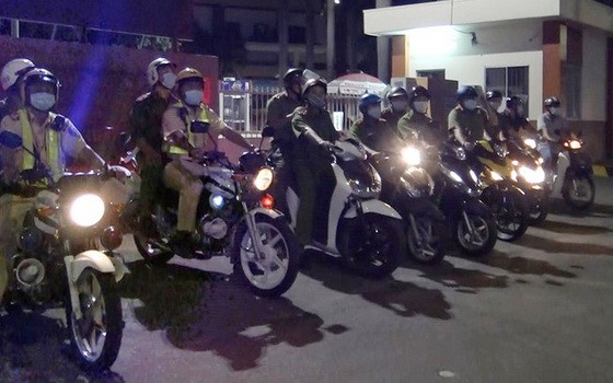 新富郡公安科363號工作組上街巡邏。