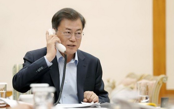 18日晚，在青瓦台，韓國總統文在寅與美國總統特朗普通電話。 （圖源： 韓聯社)