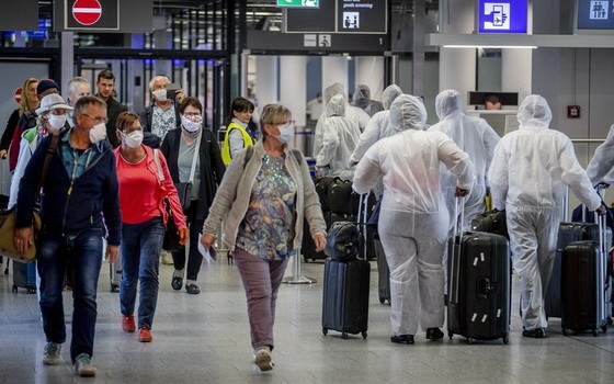 4月18日，航空公司員工身穿防護服抵達德國法蘭克福機場。（圖源：AP）