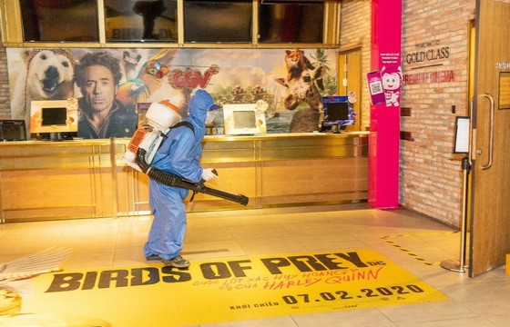 某影院正在消毒。