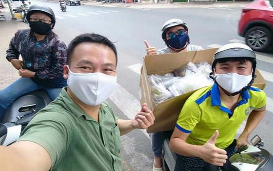 “愛心之家”慈善組送慈善餐給貧困者。