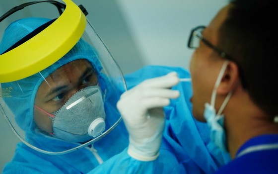 圖為新冠肺炎疑似患者接受深喉拭子取樣測試。（圖源：田升）