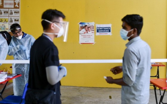 新加坡單日確診數首度破千，總確診數來到8014例，成東南亞首個破8千例國家。（圖源：路透社）