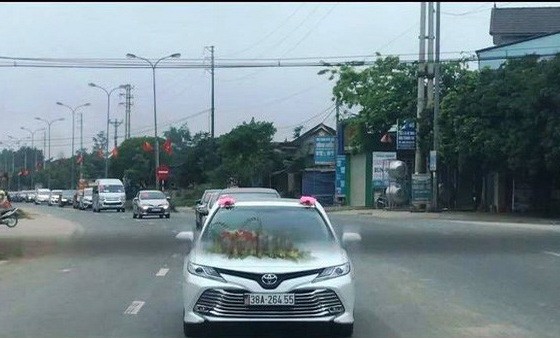 黎英雄副院長在疫情期間照常為其子新婚組織規模迎親車隊的畫面曝光，引發輿論不滿。（圖源：視頻截圖）