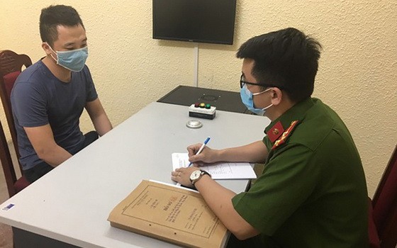 警方向嫌犯阮昇龍錄取口供。（圖源：陲玲）