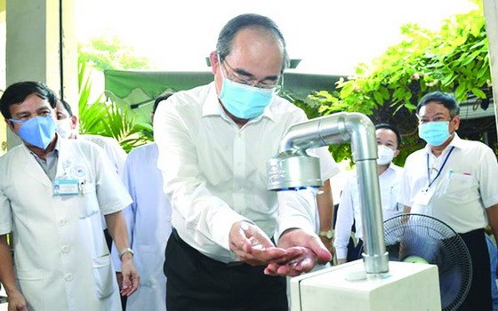 市委書記阮善仁使用自動抗菌洗手機。