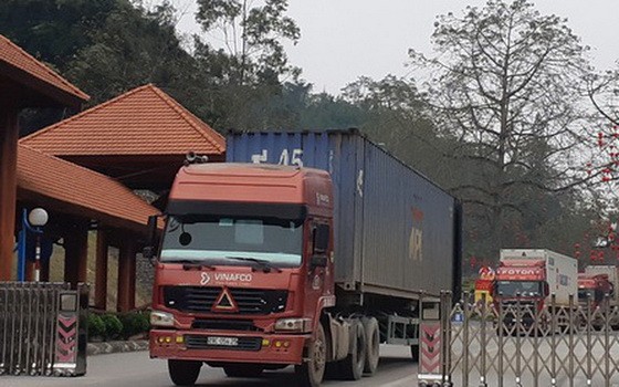 大量農產品貨車經友誼關口岸通關後駛進中方口岸。（圖源：明戰）