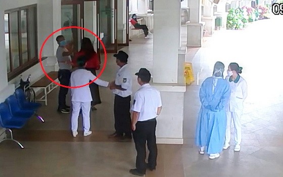 阮文雄（紅圈示）防疫期間陪妻子到大勒環美醫院看診，但進門時拒絕接受體溫測試，隨後還打罵保安員鬧成大事。（圖源：視頻截圖）