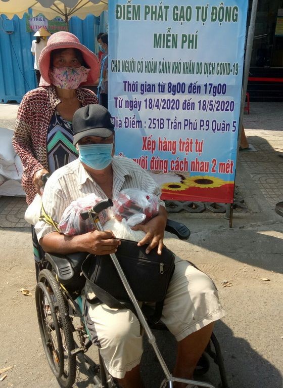 林金倫夫婦領取大米和方便麵。